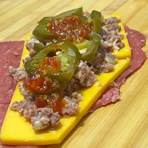 cachopo cheddar, carne, jalapeños y chili