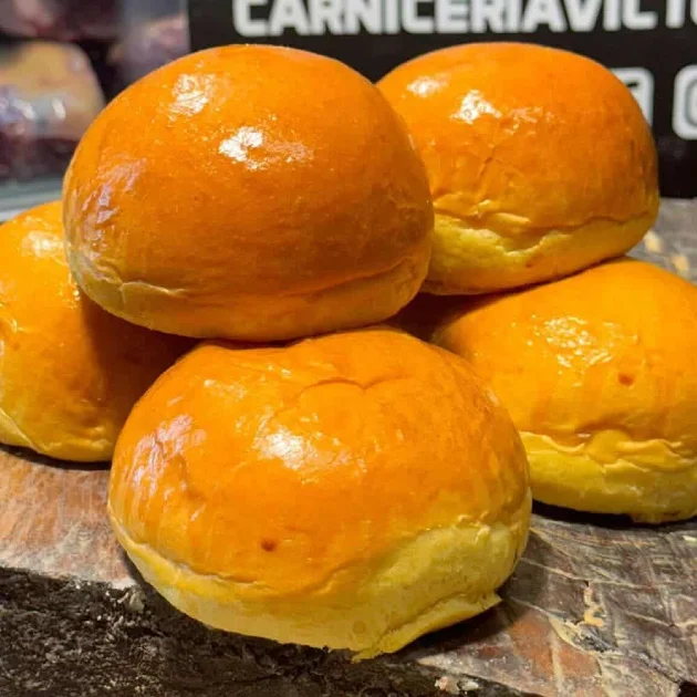 pan brioche con mantequilla